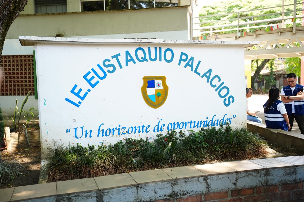 El alcalde Alejandro Eder inspeccionó los graves daños causados por el sismo en la sede principal de la Institución Educativa Eustaquio Palacios.