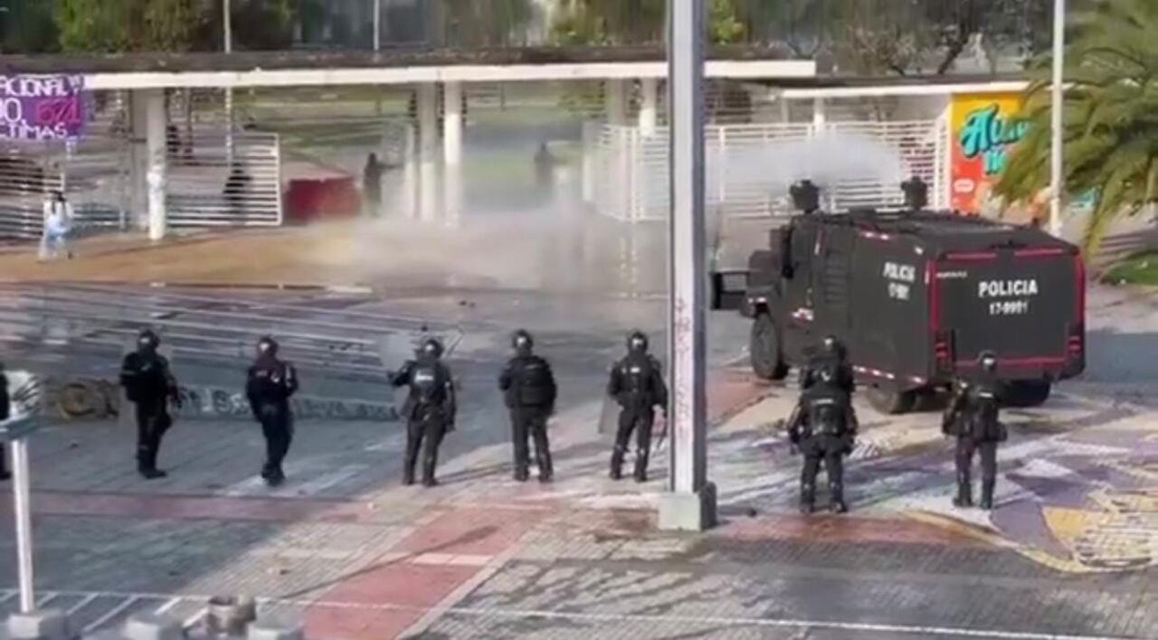 Fueron necesarias varias tanquetas para controlar las manifestaciones.