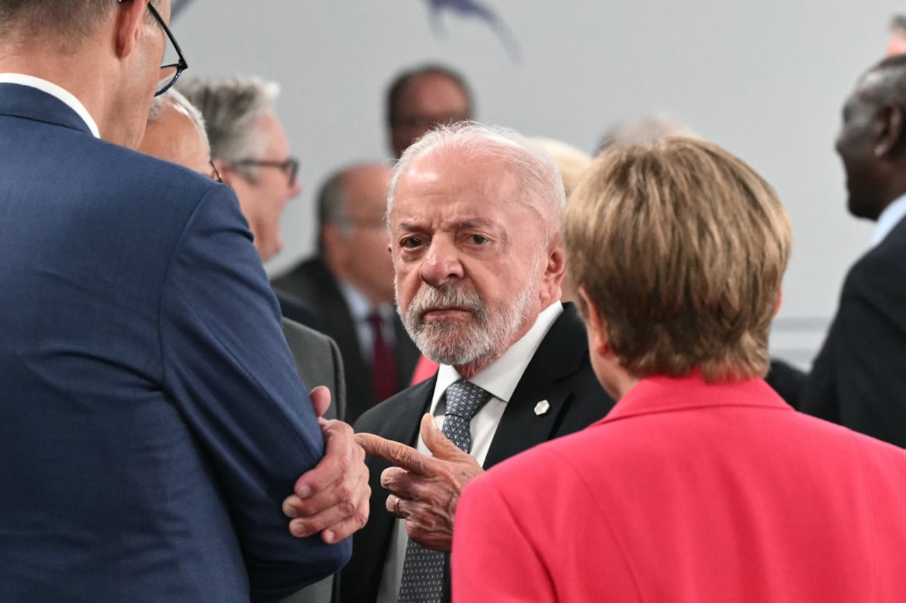 El presidente de Brasil, Luiz Inácio Lula da Silva (en el centro), gesticula mientras conversa con el canciller de Alemania, Friedrich Merz, y la directora gerente del FMI, Kristalina Georgieva