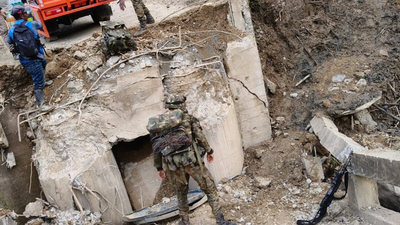 Los soldados se vieron obligados a ingresar a la vereda La Hacienda sin el acompañamiento de los vehículos blindados, mientras que la población busca escapar de los ametrallamientos.