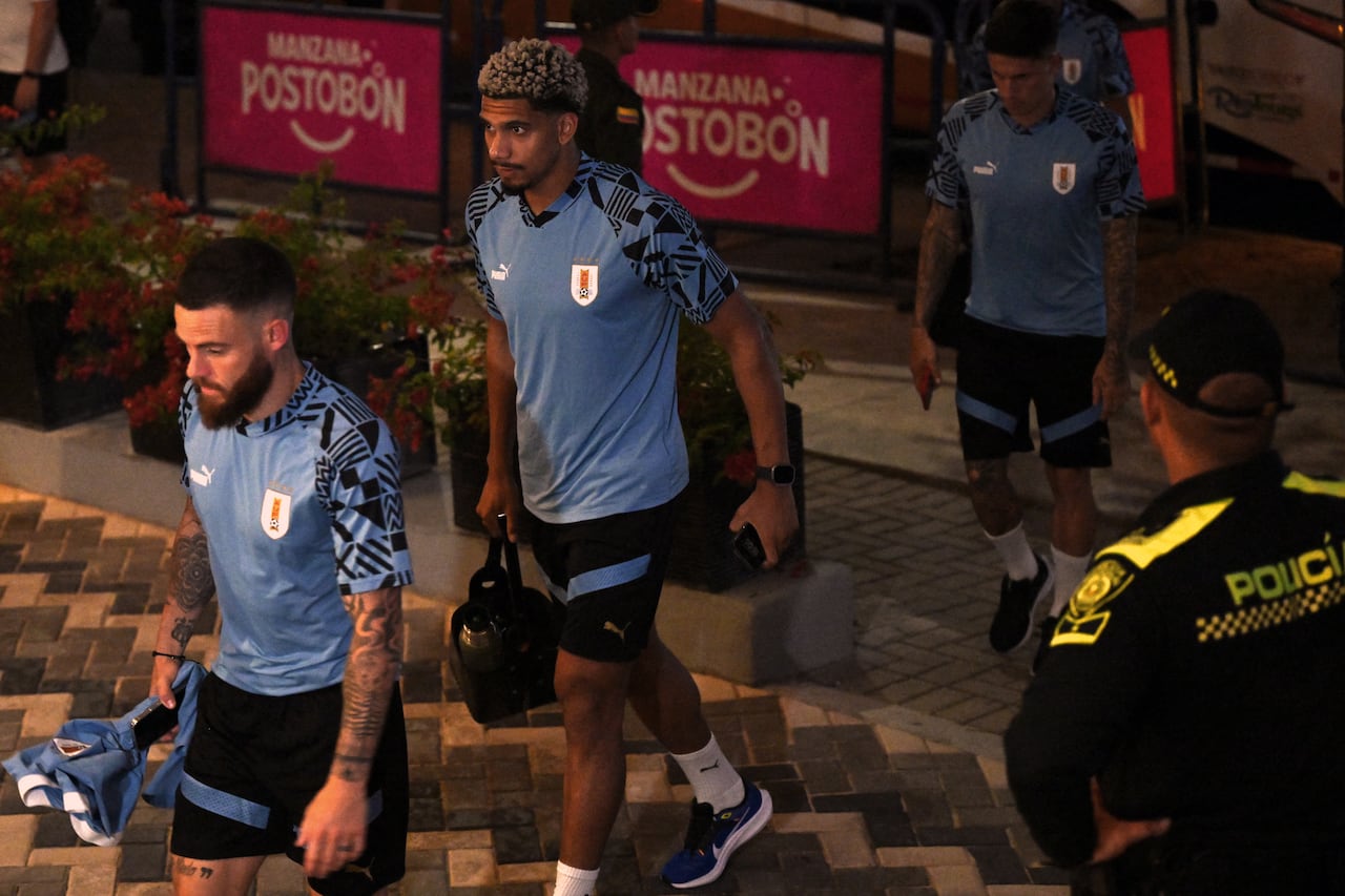 Uruguay's midfielder Nahitan Nandez (L) and defender Ronald Araujo arrive at their hotel in Barranquilla, Colombia, on October 11, 2023, after a training session on the eve of their 2026 FIFA World Cup Qualifier football match against Colombia. (Photo by Raul ARBOLEDA / AFP)