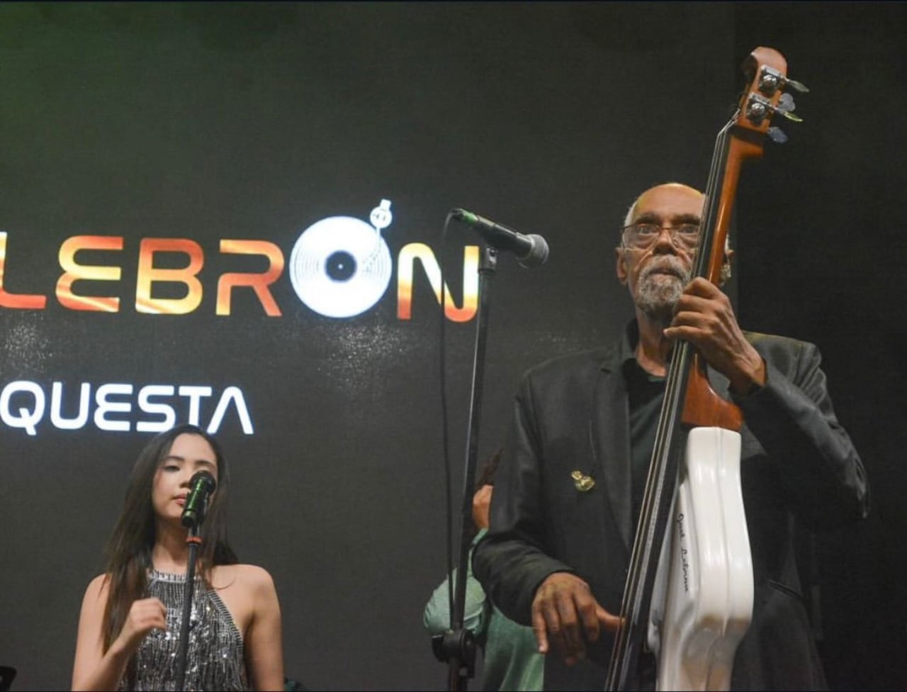 Ángel Lebrón tiene nueve hijos, tres de ellos con su actual esposa, Jennifer Ramírez, quien es productora y manager.
En la foto, atrás, su hija América.