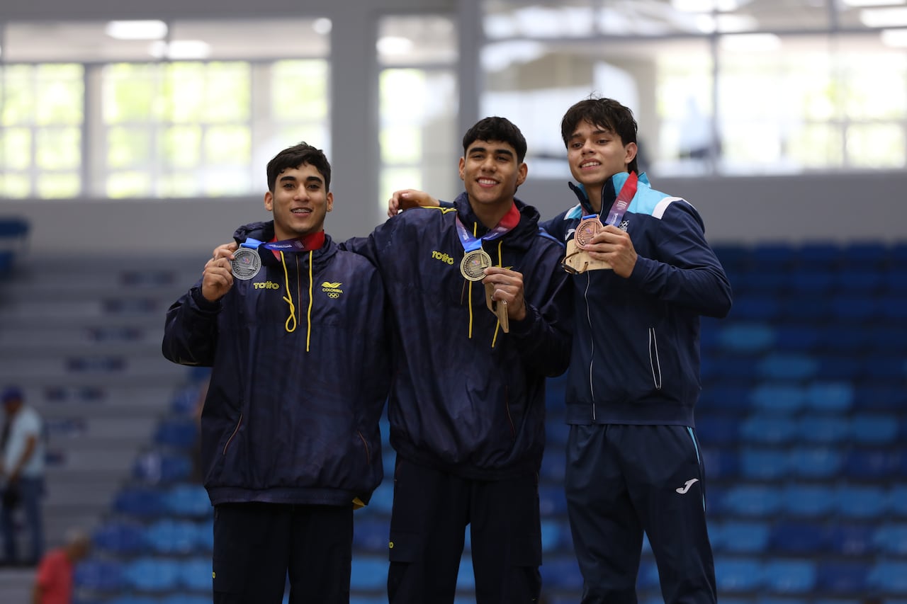 Ángel Barajas (centro) lideró al equipo de gimnasia artística en los Juegos Centroamericanos y del Caribe 2026.