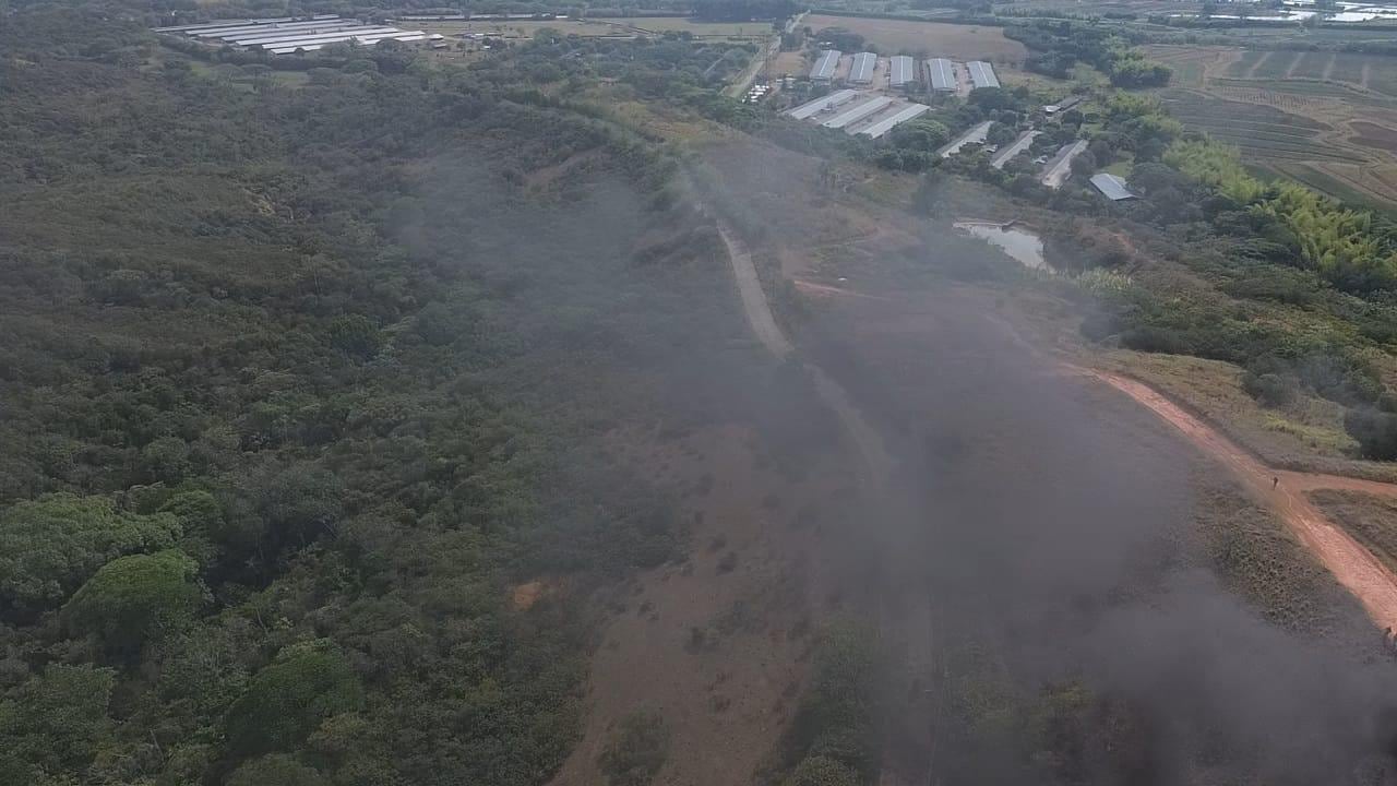 El bloqueo en la vía Jamundí-Ampudia, que ya fue levantado, ocurrió el mismo día en que se reportó un incendio en inmediaciones del condominio Essencial Country Club, en el sector rural del municipio.