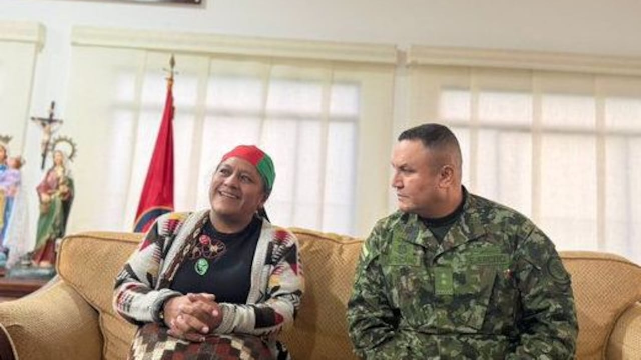 Los integrantes del Ejército ayudaron a la guardia indígena al momento de trasladar a la senadora Aída Quilcué y compañeros de labores a la ciudad de Popayán, Cauca.