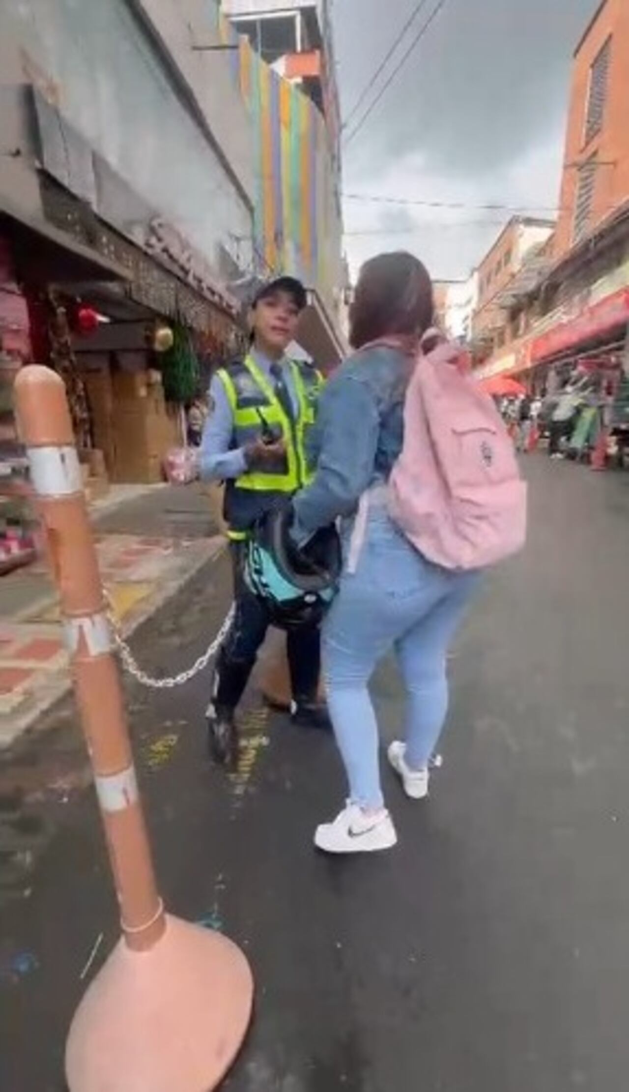 La mujer encaró a la agente de tránsito luego de haber sido sancionada por conducir sin los documentos necesarios.