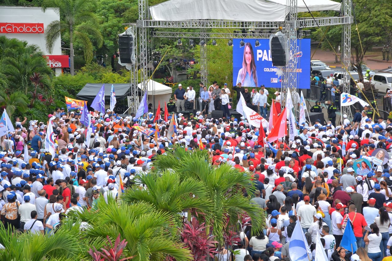 La senadora participó en encuentros ciudadanos en la capital del Valle del Cauca durante su campaña política.