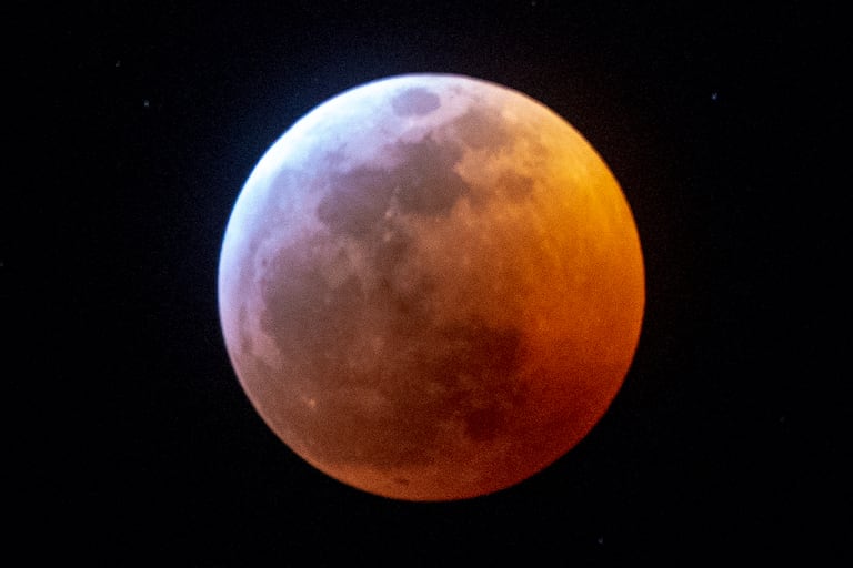 La sombra de la Tierra oscurece casi por completo la visión de la llamada Superluna de Sangre de Lobo durante un eclipse lunar total, el domingo 20 de enero de 2019 en Miami, Florida. El eclipse lunar total del 21 de enero será el último hasta mayo de 2021 y el último visible desde Estados Unidos hasta 2022. (Foto de Gastón De Cárdenas / AFP)