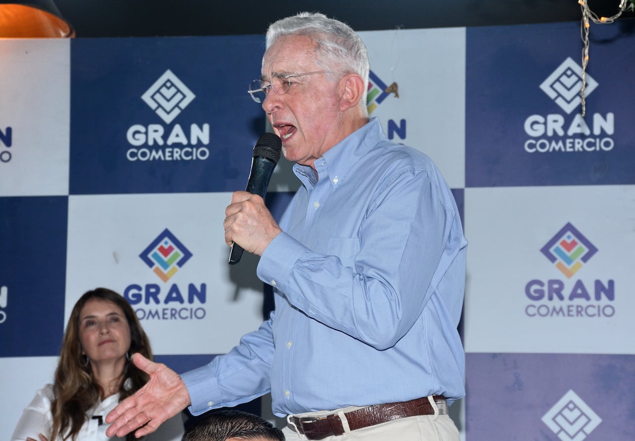 El líder del Centro Democrático, el expresidente Álvaro Uribe Vélez, llegó este martes a un centro comercial del centro de Cali, junto a la candidata presidencial de esa colectividad, Paloma Valencia. Foto: Jorge Orozco.