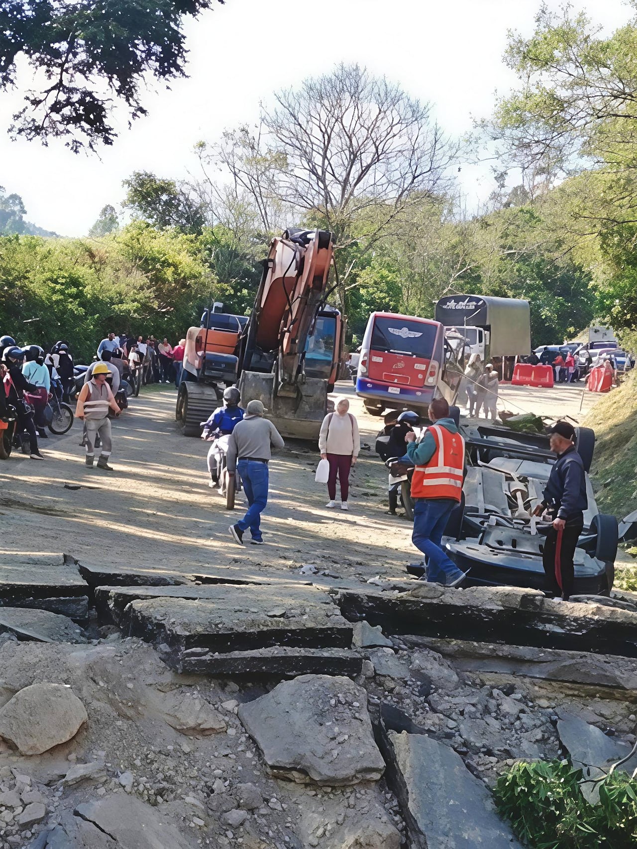 Ya hay maquinaria para la remoción de escombros y limpieza de la vía Panamericana en el sector donde ocurrió la activación de explosivos en el El Túnel Cajibío. Operarios de la concesionaria Nuevo Cauca realizan la labor.