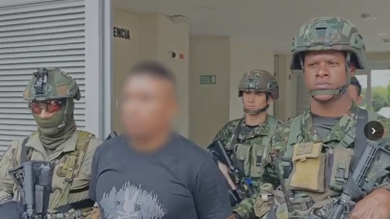 El capturado es señalado de ser el presunto responsable de 22 ataques con drones explosivos contra la Estación de Policía de Suárez y sectores civiles del municipio, entre 2025 y 2026.