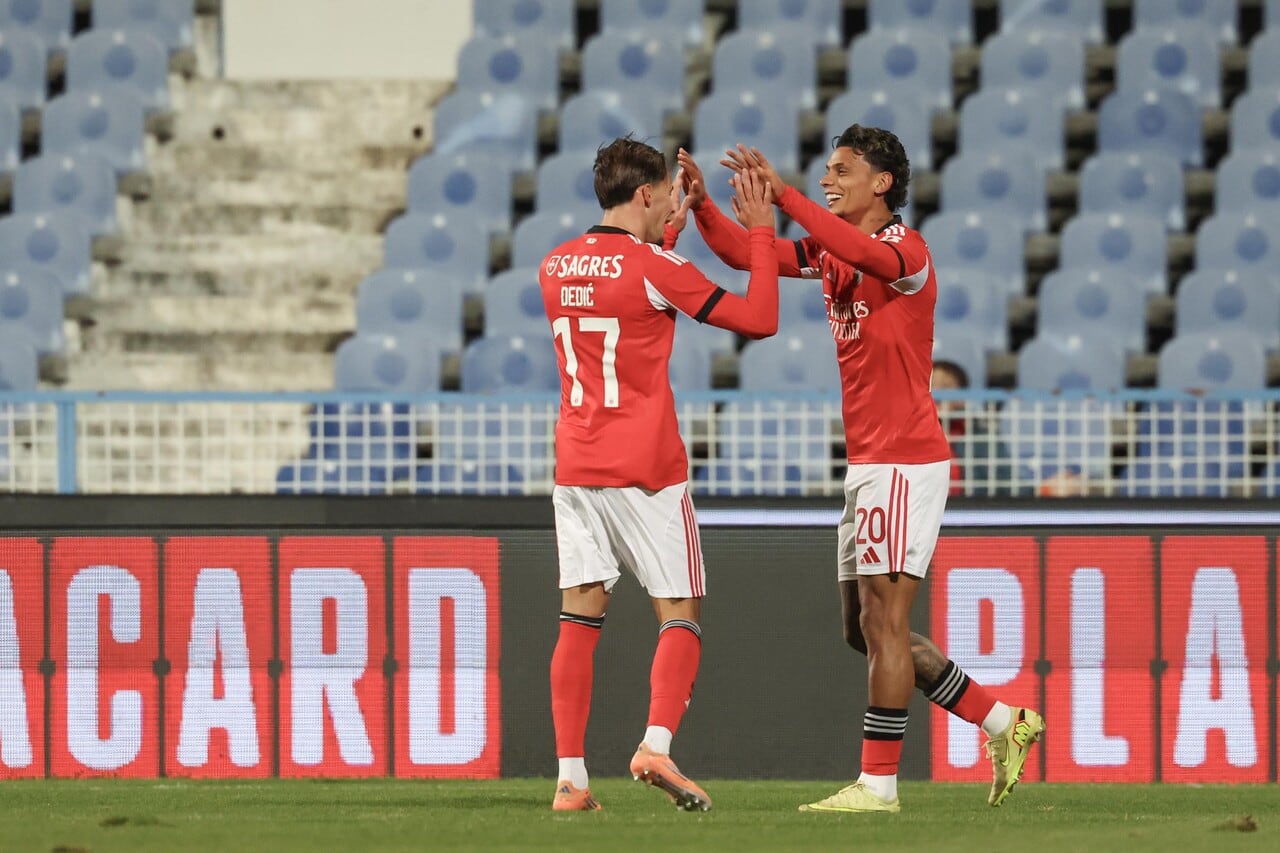 Richard Ríos (der.) celebra su primer gol con el Benfica en la Copa de Portugal.