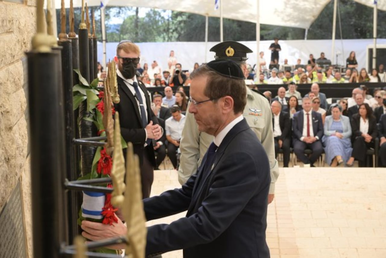 Israel rinde homenaje a las víctimas en medio de divisiones políticas