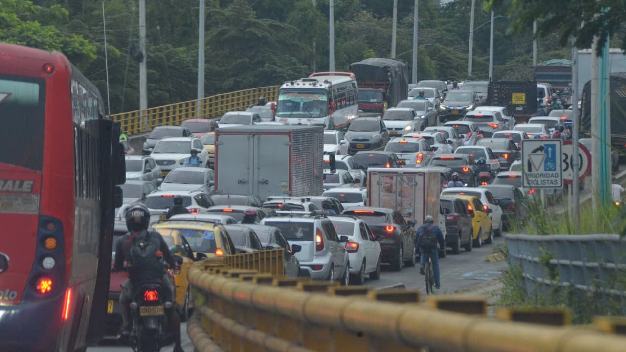 Secretaría de Movilidad de Cali comenzó a implementar el ‘Plan Ola Verde’ en los principales corredores viales. No obstante, se observan fuertes trancones el día miércoles, 11 de febrero de 2026, en la vía Cali- Jamundí