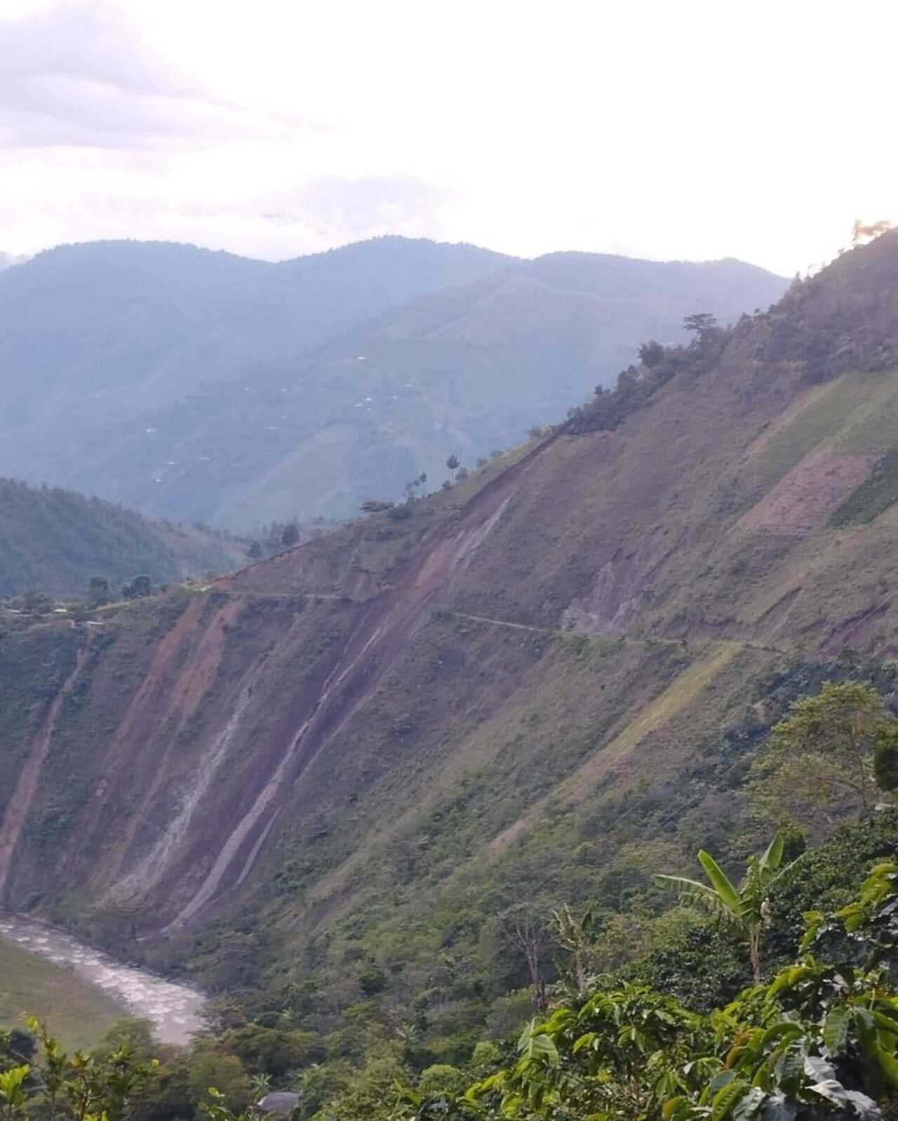 Las fuertes lluvias que se registran en esta parte del oriente del Cauca causaron el gigantesco alud de tierra, afectando la vía que comunica el resguardo de Avirama con el resto del municipio de Páez-Belalcázar.