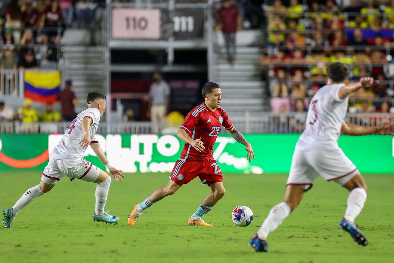 El delantero colombo-inglés Ian Poveda con la camiseta de la Selección Colombia ante Venezuela.