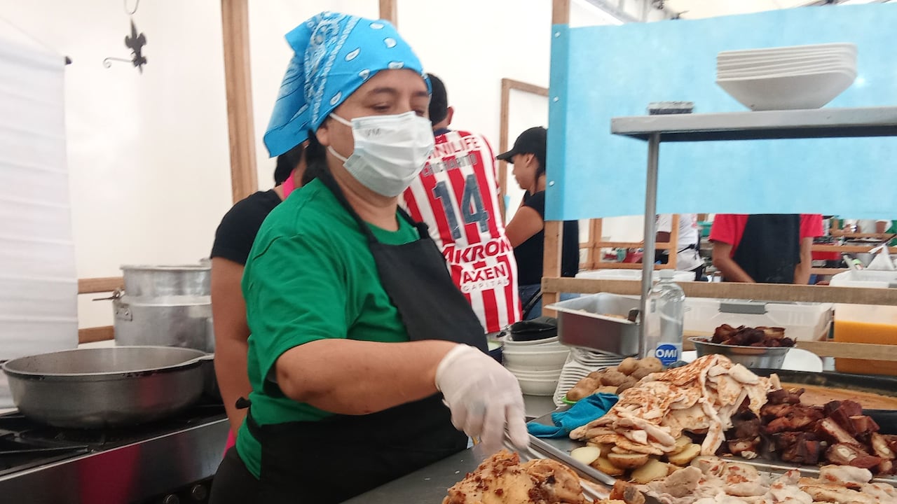 Las cocineras tradicionales del barrio Bolívar están presentes en esta especie de congreso gastronómico, manteniendo viva la tradición entre las comunidades y turistas.