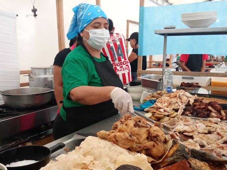 Las cocineras tradicionales del barrio Bolívar están presentes en esta especie de congreso gastronómico, manteniendo viva la tradición entre las comunidades y turistas.
