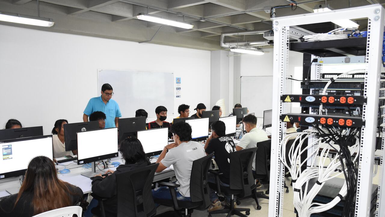 La UCC cuenta con el apoyo de docentes calificados y de tiempo completo que acompañan el proceso de formación académico de los estudiantes de la Universidad.