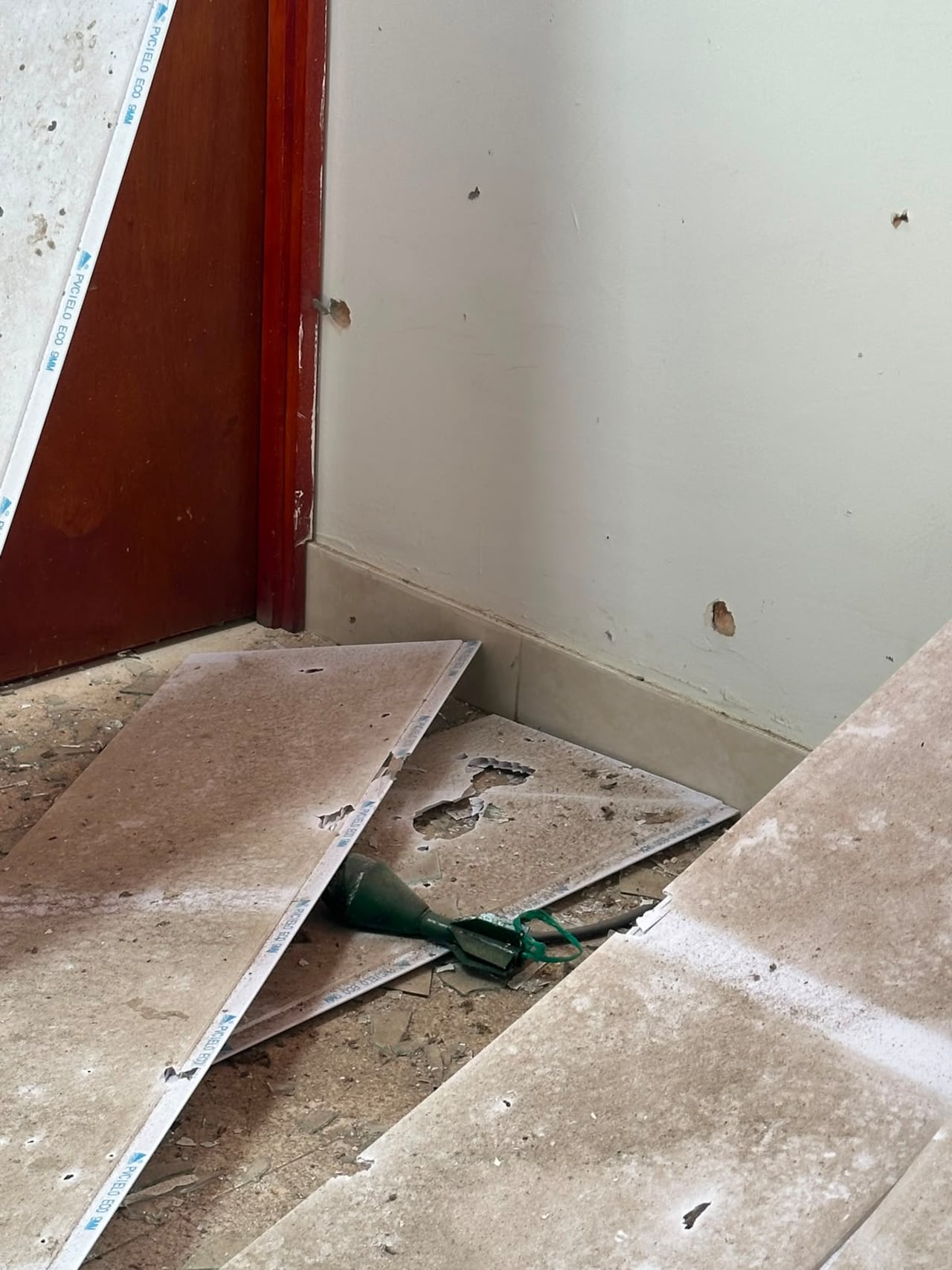 La Oficina de Atención al Usuario de la Compañía Energética de Occidente, CEO, también sufrió daños luego de que un artefacto explosivo cayera dentro de sus instalaciones sin detonar.