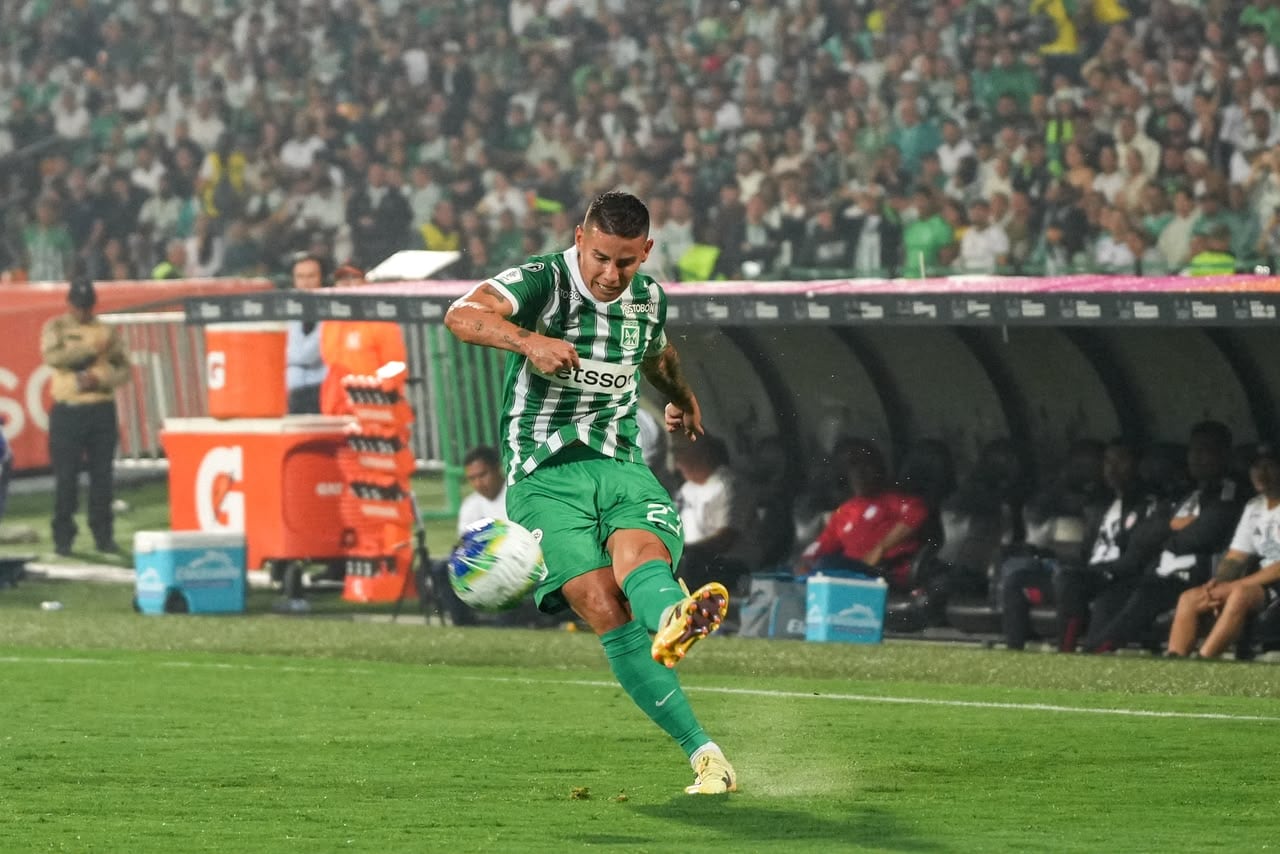 James Rodríguez patea el palon durante el partido entre Atlético Nacional y Junior de Barranquilla por la fecha 3 del segundo semestre de la Liga Colombiana 2026.