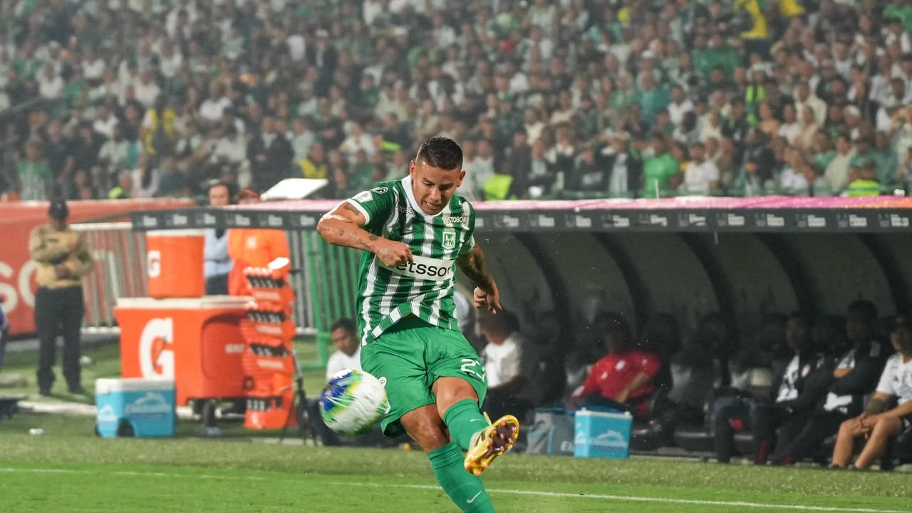 James Rodríguez patea el palon durante el partido entre Atlético Nacional y Junior de Barranquilla por la fecha 3 del segundo semestre de la Liga Colombiana 2026.