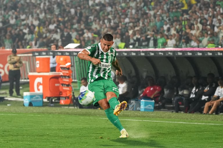 James Rodríguez patea el palon durante el partido entre Atlético Nacional y Junior de Barranquilla por la fecha 3 del segundo semestre de la Liga Colombiana 2026.