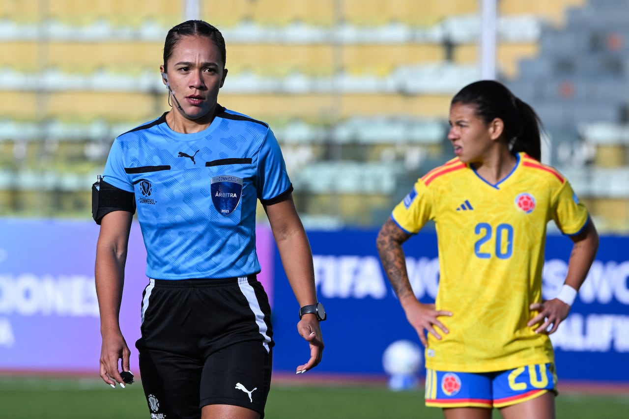La árbitra venezolana Stefani Escobar gesticula durante el partido de fútbol de la Liga de Naciones Femenina de la Conmebol 2025-26 entre Bolivia y Colombia en el Estadio Hernando Siles de La Paz el 28 de noviembre de 2025. (Foto de Aizar RALDES / AFP)