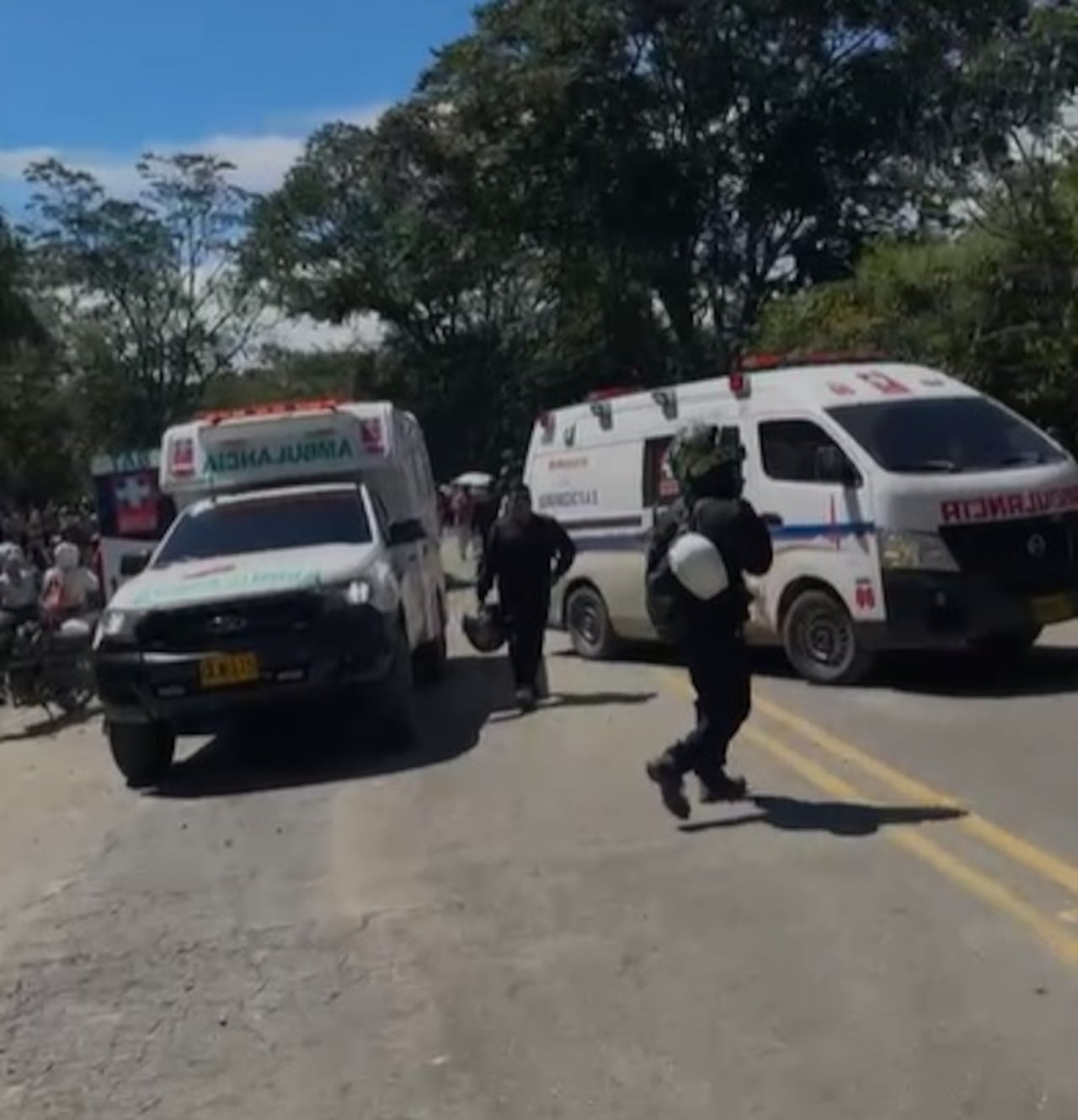 Grupos de paramédicos llegaron al sitio para apoyar el traslado de los heridos a centros asistenciales de la ciudad de Popayán. No se tiene una cifra exacta de cuántos lesionados dejó este ataque.