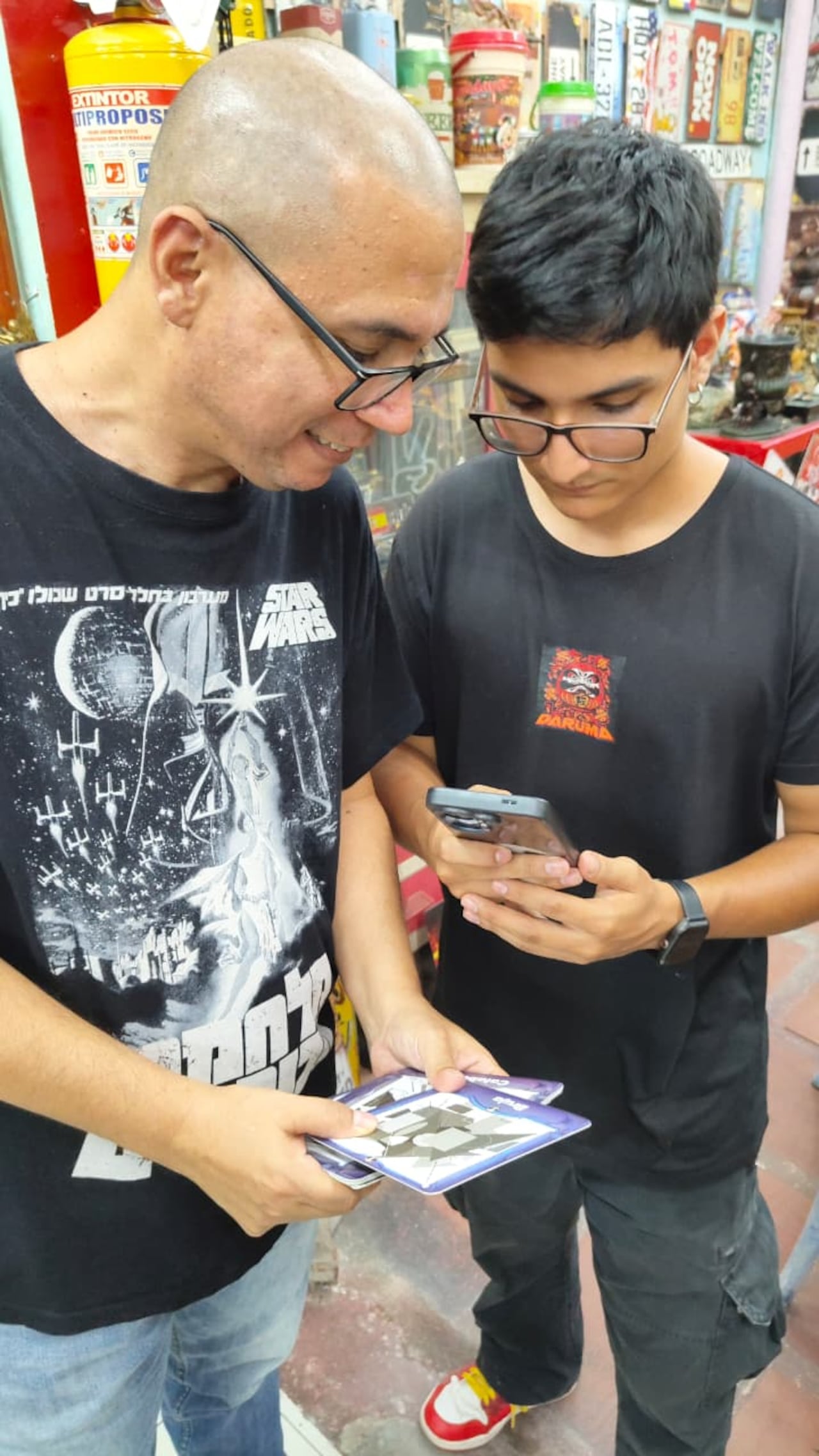 Jaime Andrés y Mateo Meza, padre e hijo, de Media Tech Tukan, asociación que promueve el desarrollo de videojuegos, quienes son creadores de Las Crónicas de los Trembol.