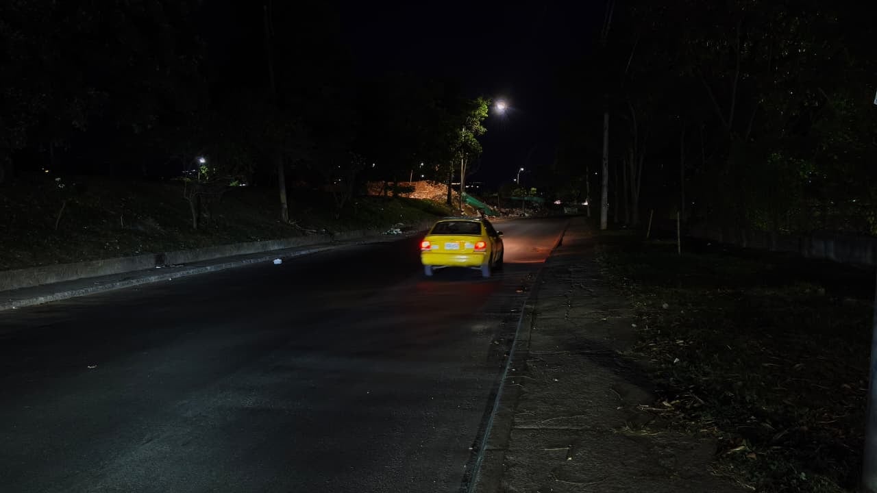 La falta de iluminación en este corredor vial, cercano a la Avenida Simón Bolívar, afecta zonas residenciales, un puente y espacios de tránsito peatonal utilizados a diario.