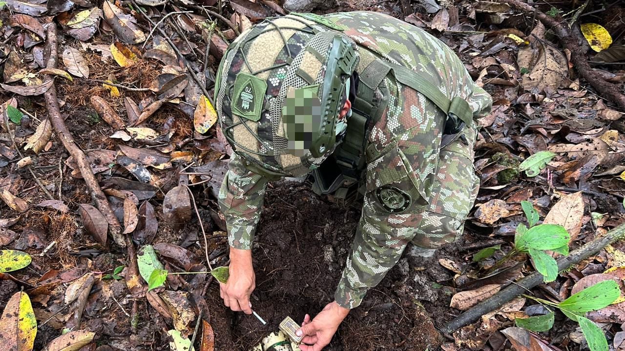 Según información oficial, los explosivos habrían sido instalados por el frente Carlos Patiño de las disidencias de las Farc, estructura que opera bajo el mando de Iván Mordisco.