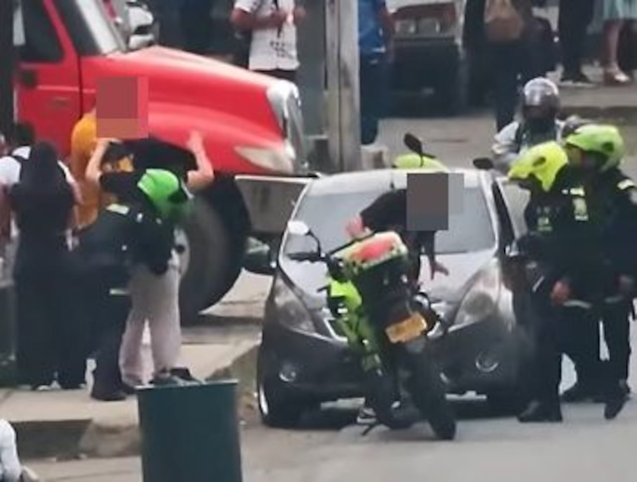 Delzuita Jojoa Sánchez, alias Aretes, fue detenida por la Policía mientras intentaba evadir la justicia. La mujer tenía una condena vigente por hurto calificado y agravado y fue capturada en la carrera 42 con calle 35 tras una alerta generada por las cámaras de videovigilancia de un carro presuntamente implicado en varios robos en el Valle de Aburrá.