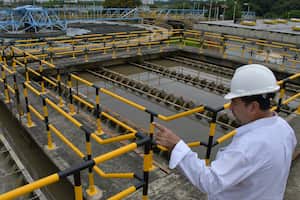 Se intensifica el tratamiento para el agua potable en la plata de puerto mallarino por aumento de su cause por las lluvias de estos días en Cali. Fotos Raúl Palacios / El Pais / 22 de Abril del 2023 Cali.