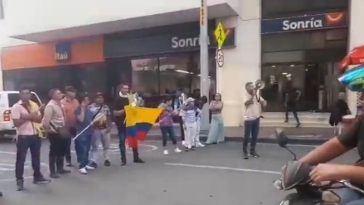Integrantes de comunidades indígenas han bloqueado las calles cercanas a la Agencia Nacional de Tierras desde tempranas horas del día.