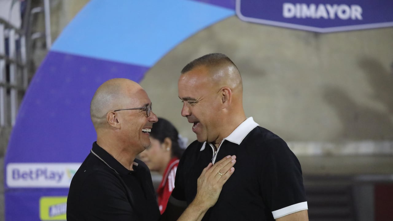 Rafael Dudamel (der.) y Alfredo Arias se saludan previo al partido entre Junior de Barranquilla y Deportivo Cali.