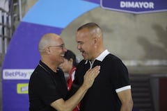 Rafael Dudamel (der.) y Alfredo Arias se saludan previo al partido entre Junior de Barranquilla y Deportivo Cali.