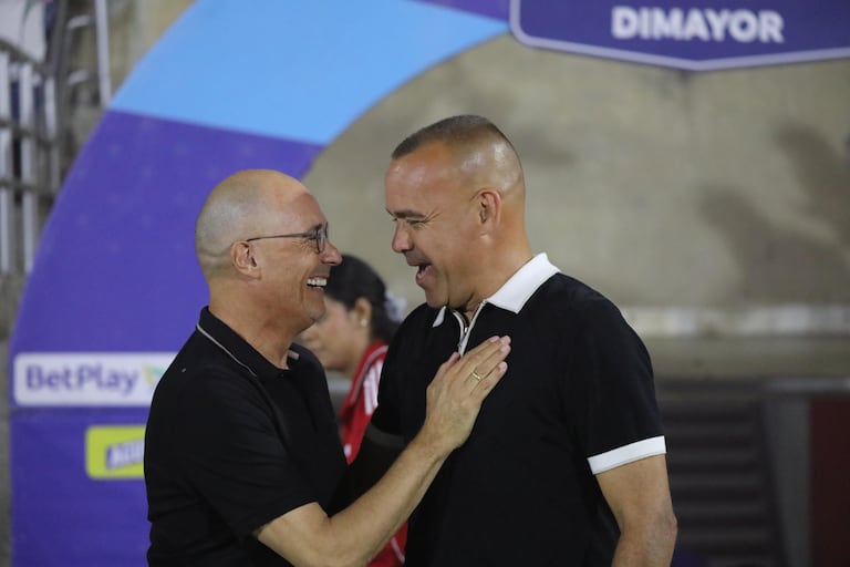 Rafael Dudamel (der.) y Alfredo Arias se saludan previo al partido entre Junior de Barranquilla y Deportivo Cali.