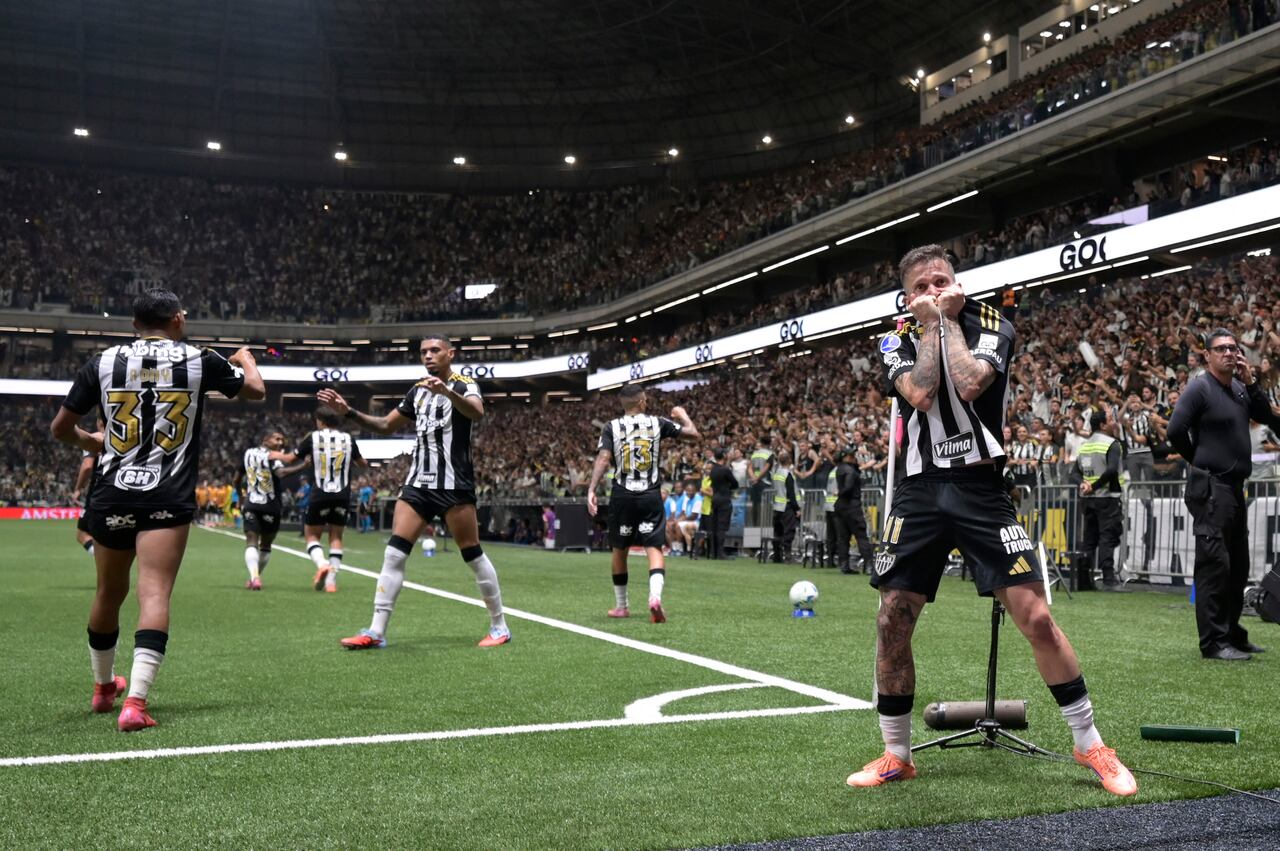 El centrocampista número 11 del Atlético Mineiro, Bernard (D), celebra el segundo gol de su equipo durante el partido de vuelta de la semifinal de la Copa Sudamericana entre el Atlético Mineiro de Brasil y el Independiente del Valle de Ecuador en el estadio Arena MRV de Belo Horizonte, Brasil, el 28 de octubre de 2025. (Foto de DOUGLAS MAGNO / AFP)