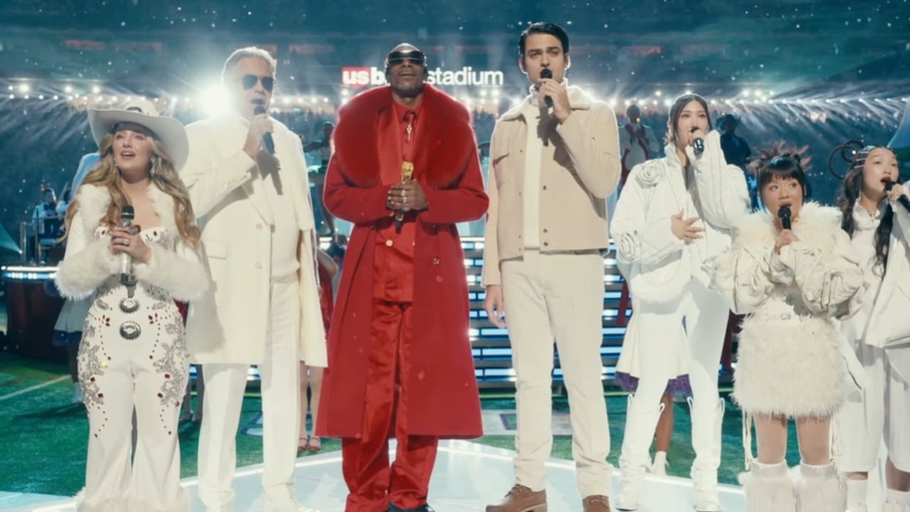 Snoop Dogg comparte el escenario con Andrea Bocelli y su hijo Matteo Bocelli, además de las Guerreras K-pop (HUNTR/X), durante el espectáculo navideño de medio tiempo de la NFL en Minneapolis.