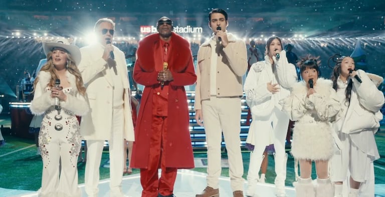 Snoop Dogg comparte el escenario con Andrea Bocelli y su hijo Matteo Bocelli, además de las Guerreras K-pop (HUNTR/X), durante el espectáculo navideño de medio tiempo de la NFL en Minneapolis.