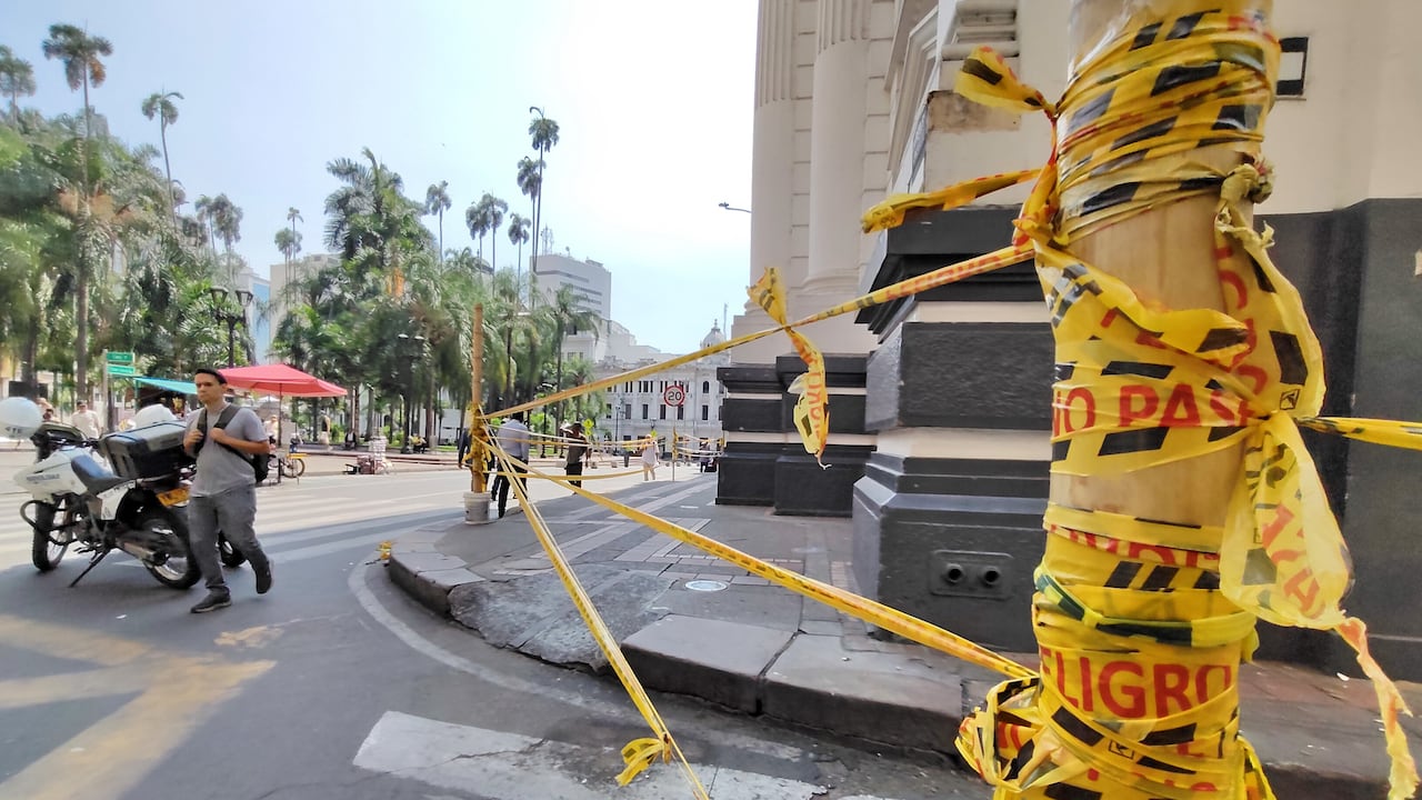 La crisis económica e infraestructural que golpea al centro histórico de Cali tras el devastador terremoto de magnitud 7.4 del pasado 10 de agosto ha encendido las alarmas entre comerciantes y autoridades. La icónica Catedral de San Pedro Apóstol, que sufrió graves fallas estructurales, comprometiendo principalmente su cúpula y cubiertas, hizo que la Alcaldía de Cali y la Secretaría de Movilidad establecieran cierres preventivos y restricciones viales estrictas en los alrededores, ante el inminente riesgo, lo que ha afectado gravemente al comercio, que pide a la alcaldía no dejarlos solos.