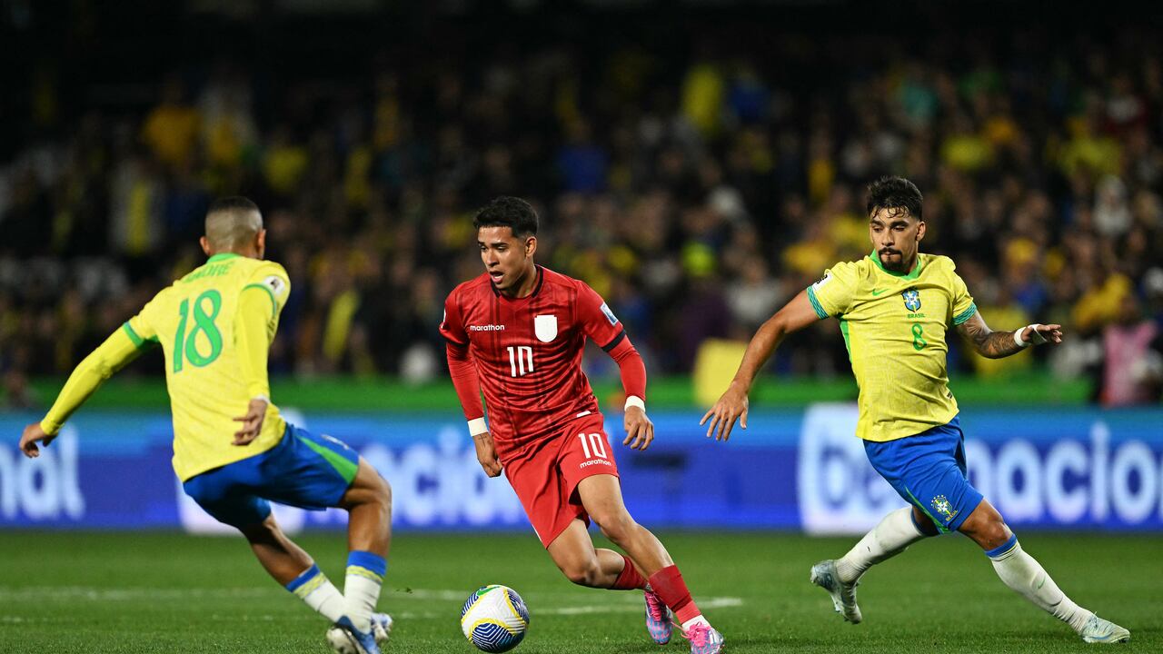 El centrocampista de Ecuador Kendry Páez (C), el centrocampista de Brasil André (L) y el centrocampista Lucas Paquetá luchan por el balón durante el partido de fútbol de las eliminatorias sudamericanas de la Copa Mundial de la FIFA 2026 entre Brasil y Ecuador