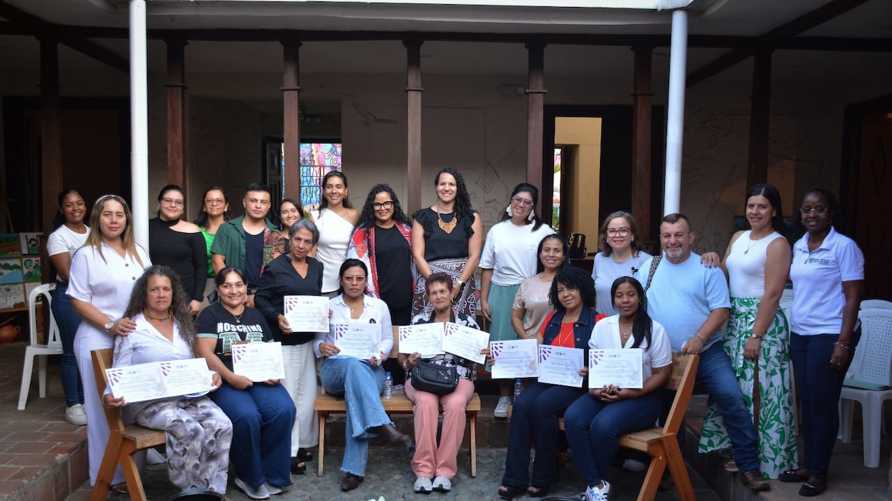 Las protagonistas del podcast participaron en el lanzamiento de la serie sonora en la Casa de las Memorias del Conflicto y la Reconciliación de Cali, acompañadas por el equipo de la Gobernación del Valle del Cauca.