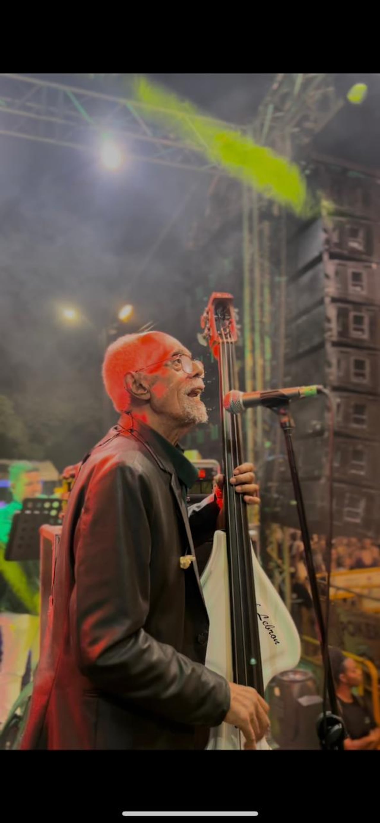 Gran bajista, Ángel Lebrón le da un sonido particular a su orquesta. Además, ha aportado muchísimo al jazz.