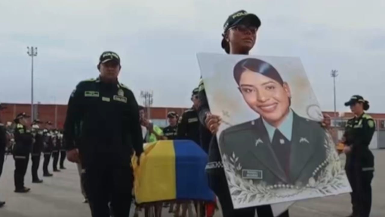 El cuerpo de la patrullera María José Recuero Suárez llegó a Montería, donde familiares y compañeros de la Policía le rindieron homenaje.