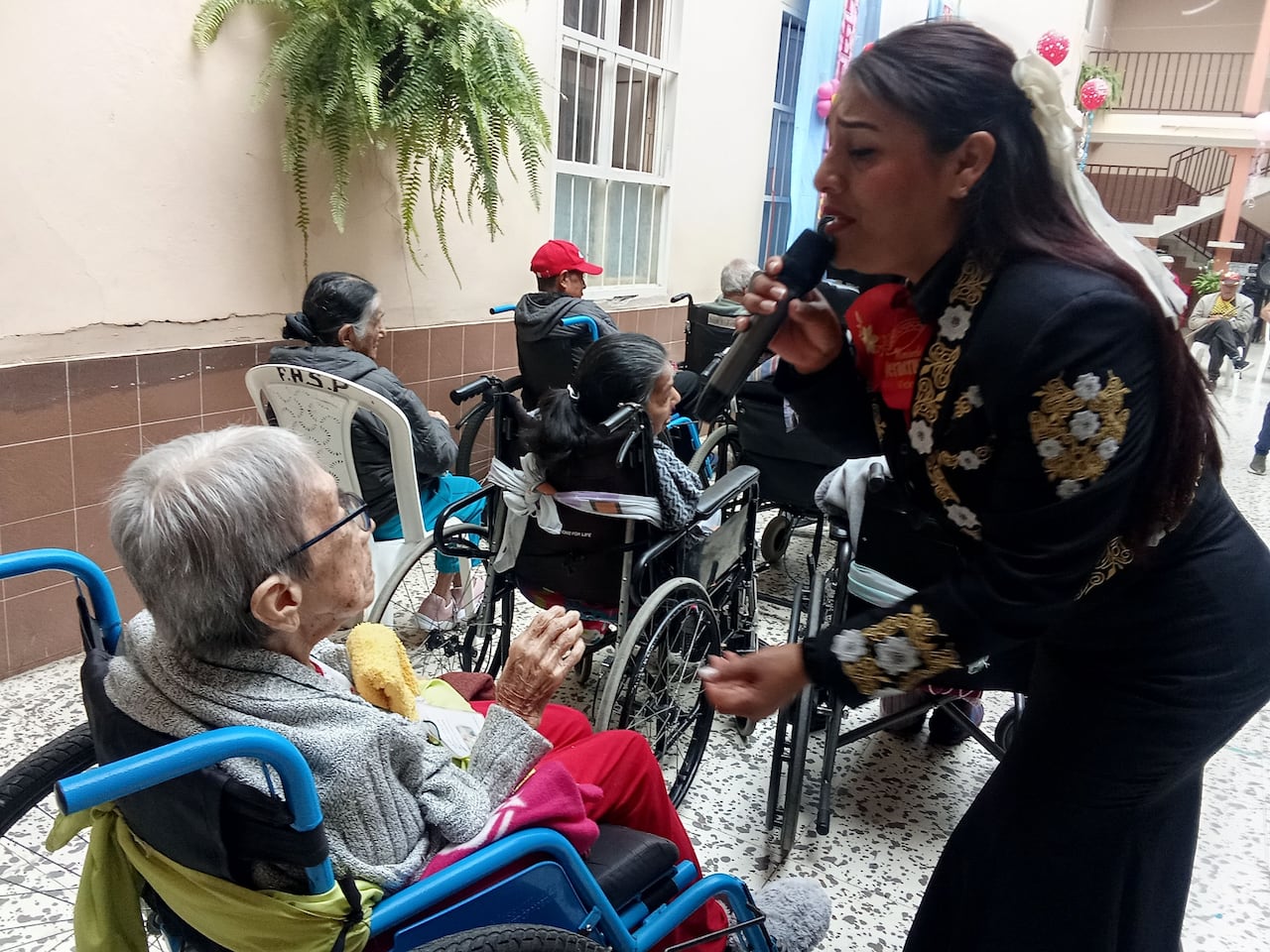 Con presentaciones artísticas y mariachis, los adultos mayores compartieron una jornada llena de alegría y reconocimiento en el patio La Milagrosa de esta institución.
