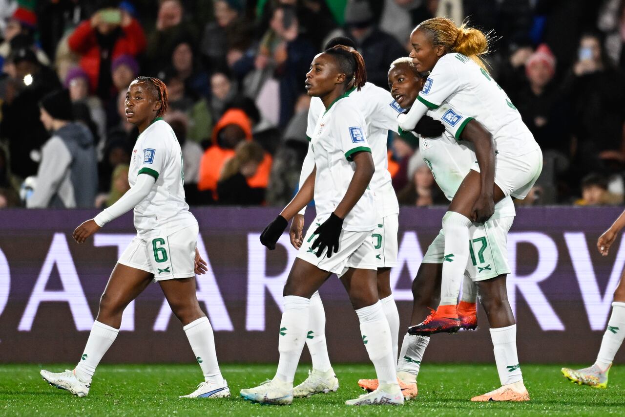 Las jugadoras de Zambia celebran después de su tercer gol durante el partido de fútbol del Grupo C de la Copa Mundial Femenina entre Costa Rica y Zambia en Hamilton, Nueva Zelanda, el lunes 31 de julio de 2023. (Foto AP/Andrew Cornaga)