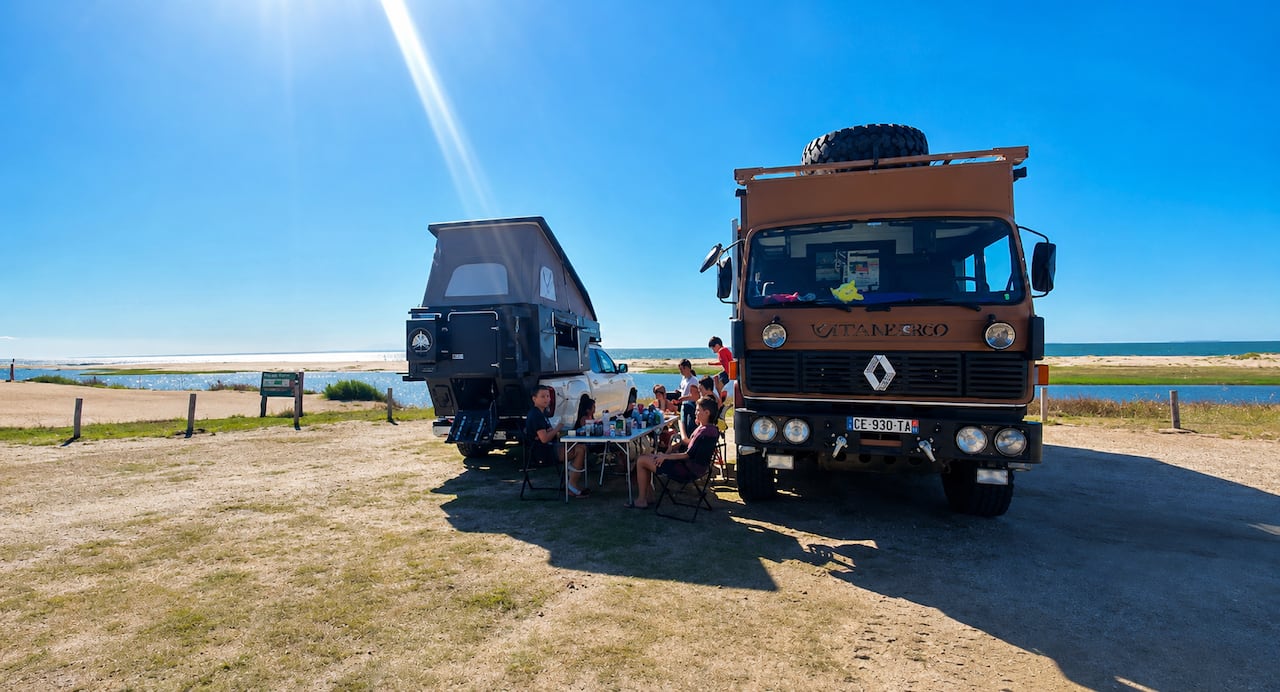 Durante los últimos 5 años, esta familia francesa ha recorrido los sitios más paradisiacos de América del Sur. También han dormido en parqueaderos de camioneros, bombas de gasolina. No es fácil encontrar un sitio para parquear la casa.