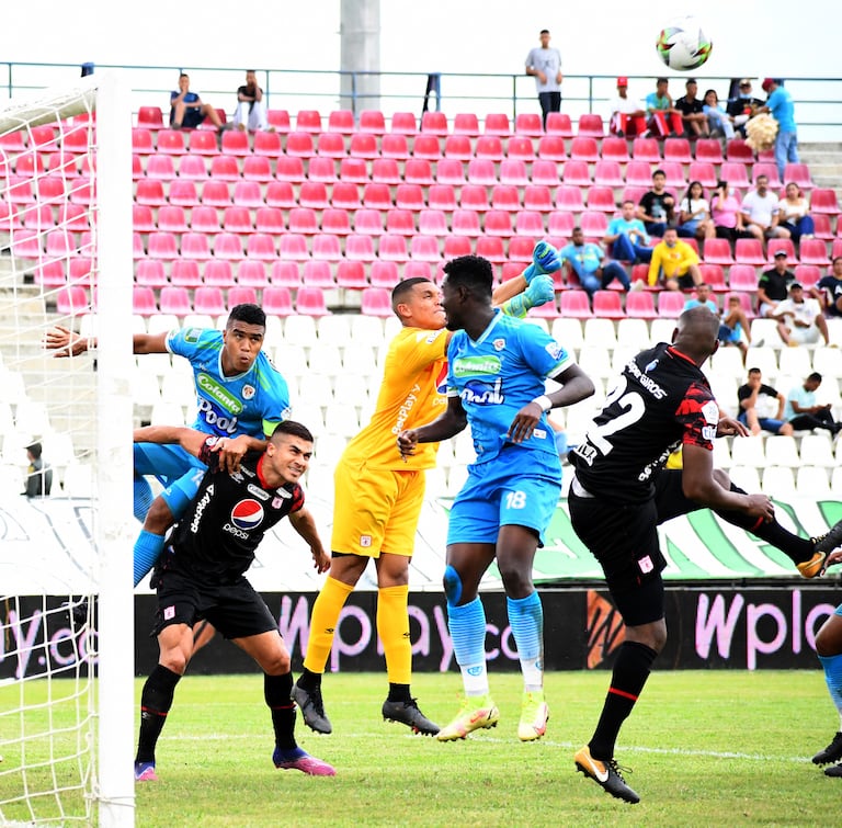 MONTERÍA - COLOMBIA, 24-04-2022: Jaguares de Córdoba F.C. y América de Cali durante partido de la fecha 17 por la Liga BetPlay DIMAYOR I 2022, en el estadio Jaraguay Municipal de la ciudad de Monteria. / Jaguares de Cordoba and America de Cali during a match of the 17th date for the Betplay DIMAYOR I 2022 League at Jaraguay de Monteria Stadium . / Photo: VizzorImage / Andrés Felipe López / Contribuidor
